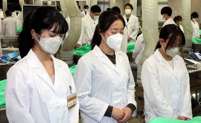 Students at Hiroshima University’s School of Dentistry offer silent prayers for the donors of bodies before they practice anatomy on the cadavers in late October. Students at Hiroshima University’s School of Dentistry offer silent prayers for the donors of bodies before they practice anatomy on the cadavers in late October.