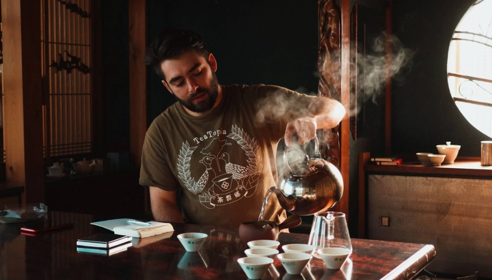 George Guttridge-Smith brews tea at Kyoto Obubu Tea Farm in Wazuka, Kyoto Prefecture, where he serves as head of international development. George Guttridge-Smith brews tea at Kyoto Obubu Tea Farm in Wazuka, Kyoto Prefecture, where he serves as head of international development.