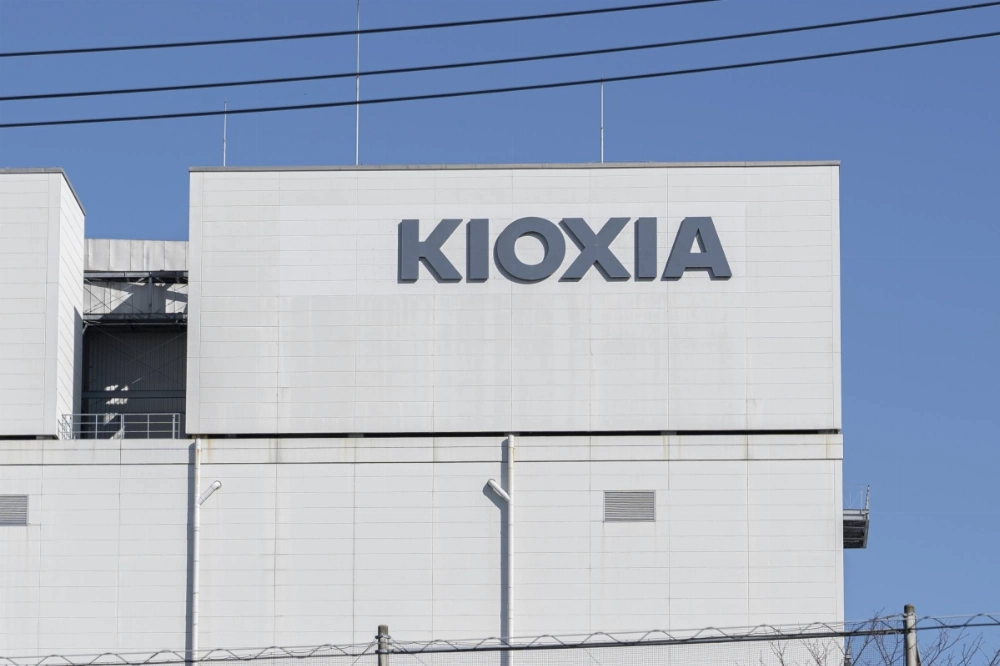 The Tokyo-based company Kioxia Holdings’ IPO price was ¥1,455, right at the middle of its range. That valued the firm at ¥784 billion ($5.2 billion). The Tokyo-based company Kioxia Holdings’ IPO price was ¥1,455, right at the middle of its range. That valued the firm at ¥784 billion ($5.2 billion).
