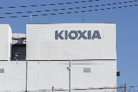 The Tokyo-based company Kioxia Holdings’ IPO price was ¥1,455, right at the middle of its range. That valued the firm at ¥784 billion ($5.2 billion). | Bloomberg