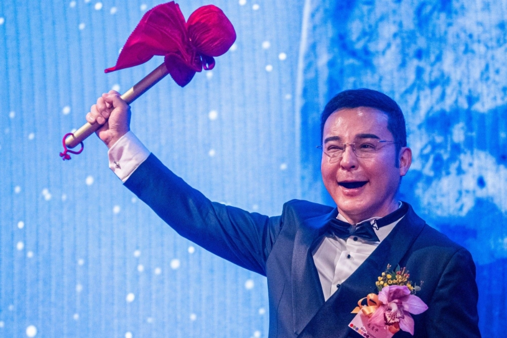 Mao Geping, chairman of Mao Geping Cosmetics Co., gestures during the company's listing ceremony at the Hong Kong Stock Exchange on Tuesday. Mao Geping, chairman of Mao Geping Cosmetics Co., gestures during the company's listing ceremony at the Hong Kong Stock Exchange on Tuesday.