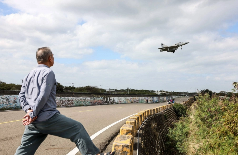 A Taiwanese Air Force Mirage 2000 fighter jet is seen to prepare for landing at an air force base in Hsinchu, Taiwan, on Tuesday. A Taiwanese Air Force Mirage 2000 fighter jet is seen to prepare for landing at an air force base in Hsinchu, Taiwan, on Tuesday.