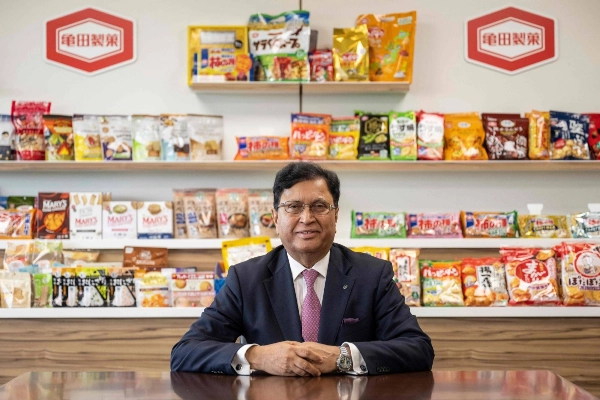 8 月,龜田精化董事長兼執行長 Lekh Juneja 在位於新潟市的公司總部 8 月,龜田精化董事長兼執行長 Lekh Juneja 在位於新潟市的公司總部