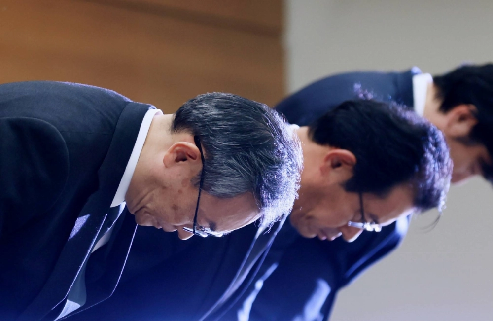 MUFG Bank CEO Junichi Hanzawa (left) and other senior officials bow in apology at a news conference in Tokyo's Chiyoda Ward on Monday. MUFG Bank CEO Junichi Hanzawa (left) and other senior officials bow in apology at a news conference in Tokyo's Chiyoda Ward on Monday.