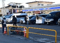 New fencing was installed along the sidewalk near a convenience store in Fujikawaguchiko, Yamanashi Prefecture, on Monday to prevent tourists from jaywalking and to improve safety. | Jiji