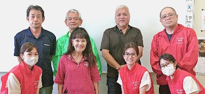 Tsuyako Shimabukuro (front, second from left), head of the Eguchi community association in the town of Chatan, Okinawa Prefecture, and other community leaders discuss their efforts along with members of the prefectural association of families of missing persons with dementia. Tsuyako Shimabukuro (front, second from left), head of the Eguchi community association in the town of Chatan, Okinawa Prefecture, and other community leaders discuss their efforts along with members of the prefectural association of families of missing persons with dementia.