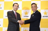 Current Sapporo Holdings President Masaki Oga (left) and the next President Hiroshi Tokimatsu, currently executive group managing officer, shake hands on Wednesday in Tokyo's Chiyoda Ward. | Jiji