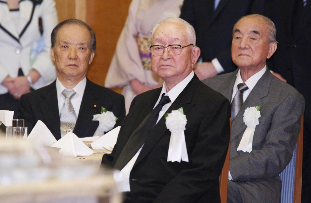 Tsuneo Watanabe (center) attends a gathering with former prime ministers Yasuhiro Nakasone (right) and Toshiki Kaifu in Tokyo in 2009. Tsuneo Watanabe (center) attends a gathering with former prime ministers Yasuhiro Nakasone (right) and Toshiki Kaifu in Tokyo in 2009.