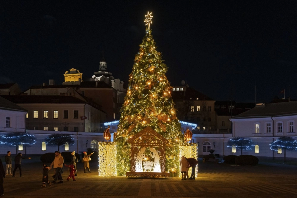 People walk through Vilnius, Lithuania, on Dec. 17. Lithuania’s national opera house had stopped showing Tchaikovsky’s 1892 masterpiece in solidarity with Ukraine over the war with Russia.  People walk through Vilnius, Lithuania, on Dec. 17. Lithuania’s national opera house had stopped showing Tchaikovsky’s 1892 masterpiece in solidarity with Ukraine over the war with Russia.