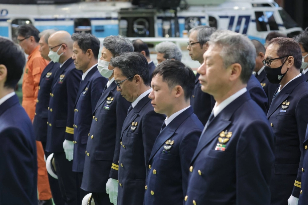 Japan Coast Guard officers and others observed a moment of silence at a memorial ceremony on Monday in Tokyo's Ota Ward. Japan Coast Guard officers and others observed a moment of silence at a memorial ceremony on Monday in Tokyo's Ota Ward.