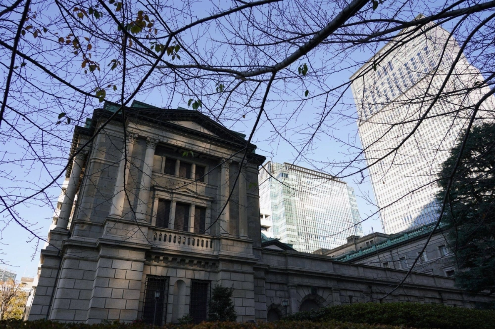 Minutes from the Bank of Japan's October policy meeting highlight how overseas economic risks, particularly those surrounding the new U.S. administration's policies, will be key to how soon the BOJ will hike rates. Minutes from the Bank of Japan's October policy meeting highlight how overseas economic risks, particularly those surrounding the new U.S. administration's policies, will be key to how soon the BOJ will hike rates.