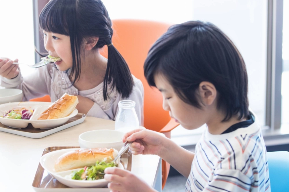Opposition parties have submitted a bill to make school lunches free at public elementary and junior high schools. Opposition parties have submitted a bill to make school lunches free at public elementary and junior high schools.
