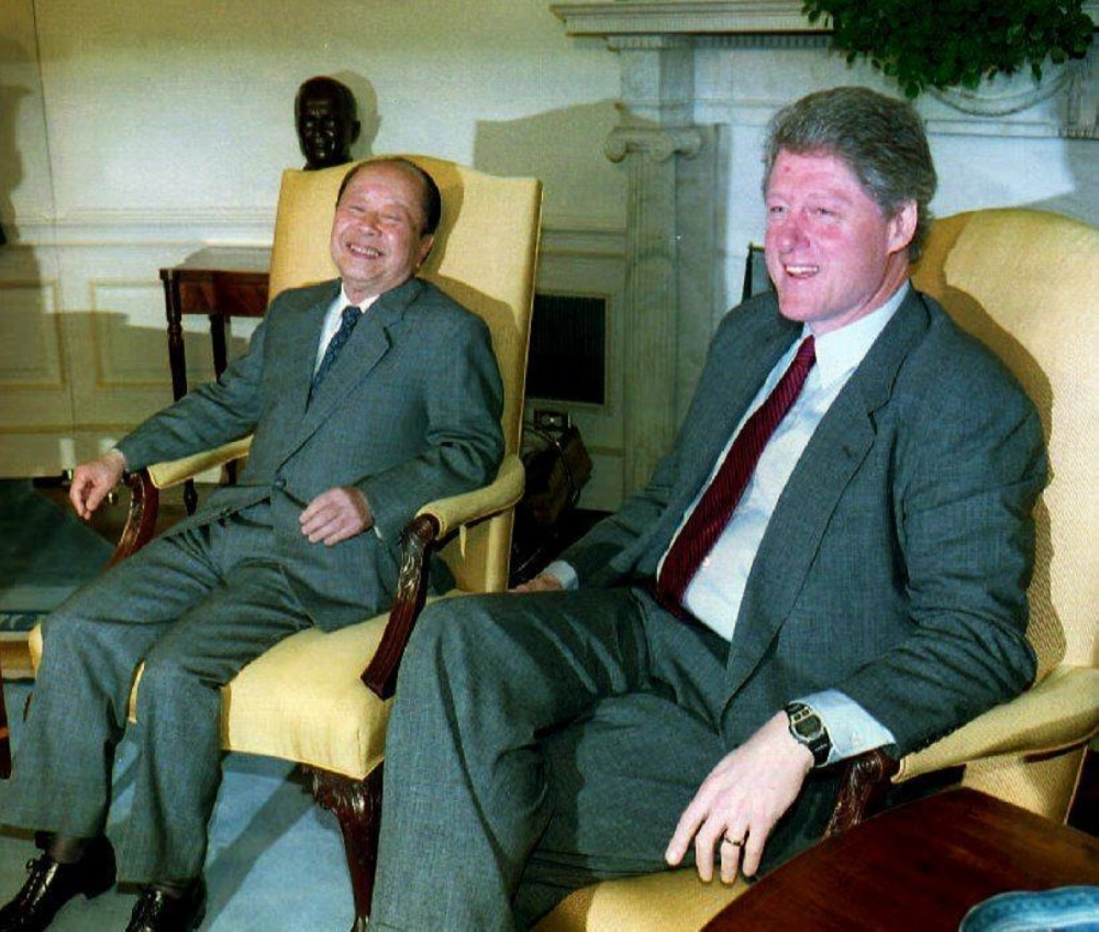 Then-Prime Minister Kiichi Miyazawa (left) and then-U.S. President Bill Clinton meet for talks at the White House on April 16, 1993. Then-Prime Minister Kiichi Miyazawa (left) and then-U.S. President Bill Clinton meet for talks at the White House on April 16, 1993.