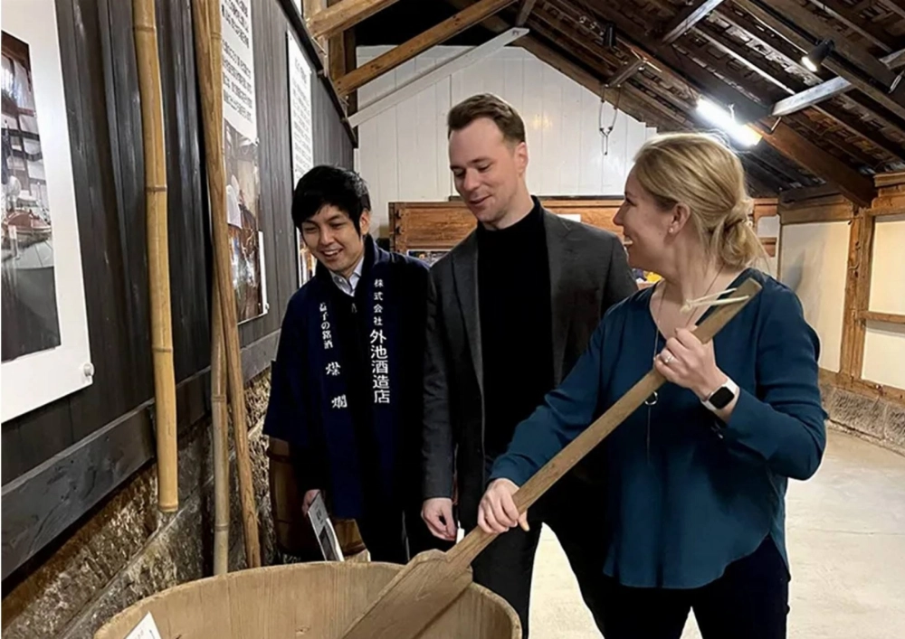 Tonoike Sake Brewery has been gearing their brewery toward tourism since the late 1980s, attempting to lure tourists to the town of Mashiko. Tonoike Sake Brewery has been gearing their brewery toward tourism since the late 1980s, attempting to lure tourists to the town of Mashiko.