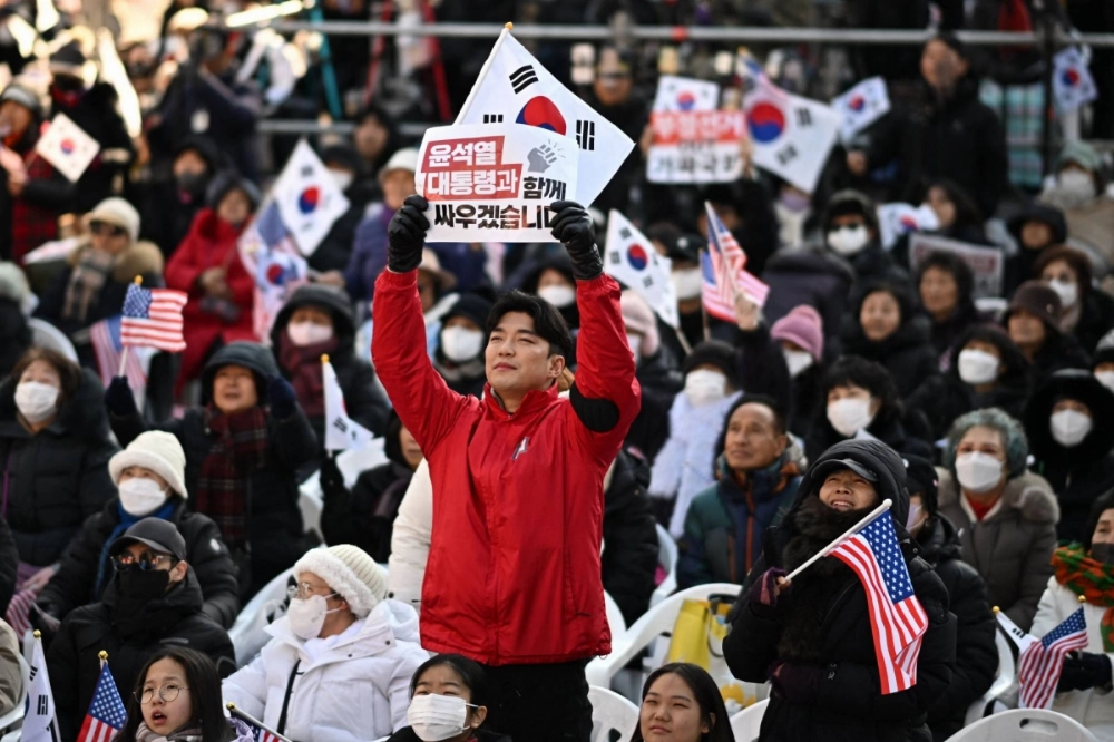 A demonstrator holds a placard that reads "I will fight with President Yoon Suk Yeol" during a rally in support of the impeached South Korea president in the Gwanghwamun area of Seoul on Saturday. A demonstrator holds a placard that reads "I will fight with President Yoon Suk Yeol" during a rally in support of the impeached South Korea president in the Gwanghwamun area of Seoul on Saturday.