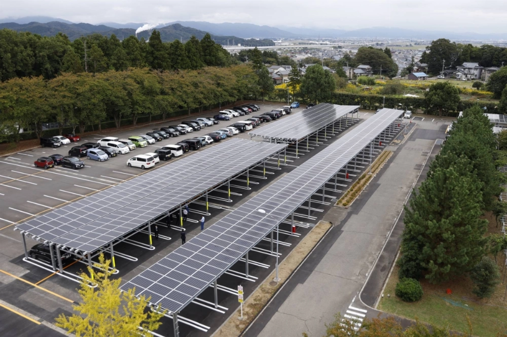 Solar panels, which typically last 20 to 30 years, will begin to reach the end of their service life in the next decade. Solar panels, which typically last 20 to 30 years, will begin to reach the end of their service life in the next decade.