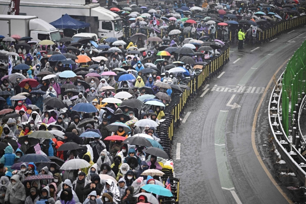 Supporters of impeached South Korean President Yoon Suk Yeol take part in a rally near his residence as snow falls in Seoul on Sunday. Supporters of impeached South Korean President Yoon Suk Yeol take part in a rally near his residence as snow falls in Seoul on Sunday.