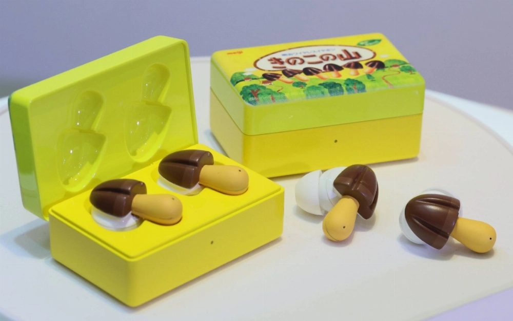 Kinoko no Yama wireless earbuds, which were released by Meiji in March and sold in limited quantities Kinoko no Yama wireless earbuds, which were released by Meiji in March and sold in limited quantities