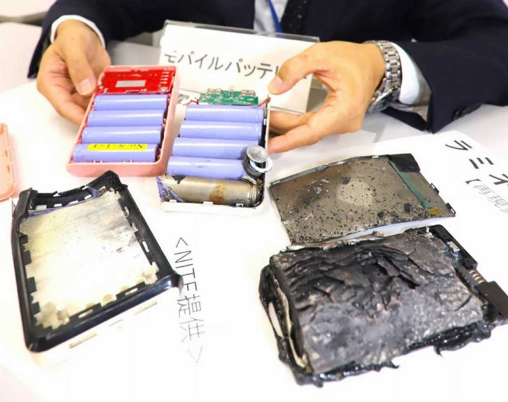 A portable charger containing a lithium-ion battery that overheated in an accident during a reenactment experiment in December at the Consumer Affairs Agency A portable charger containing a lithium-ion battery that overheated in an accident during a reenactment experiment in December at the Consumer Affairs Agency