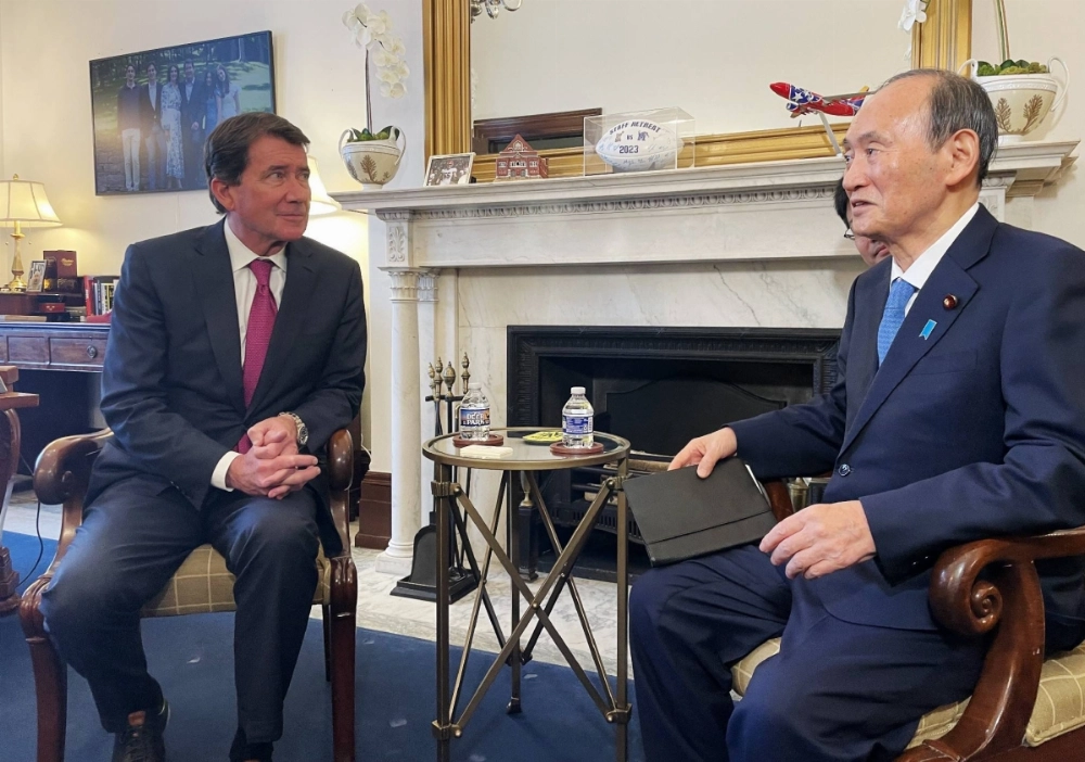 Former Prime Minister Yoshihide Suga (right) and Sen. William Hagerty, former U.S. Ambassador to Japan, hold talks in Washington on Wednesday. Former Prime Minister Yoshihide Suga (right) and Sen. William Hagerty, former U.S. Ambassador to Japan, hold talks in Washington on Wednesday.