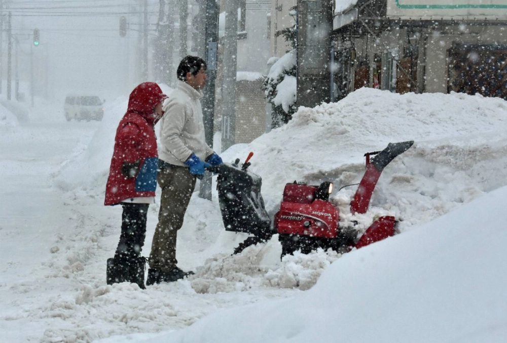 People remove snow in the city of Aomori on Thursday. People remove snow in the city of Aomori on Thursday.