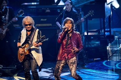 On Dec. 31, rock duo B’z appeared on NHK's year-end "Kohaku Uta Gassen" music extravaganza for the first time in a career spanning more than three decades. On Dec. 31, rock duo B’z appeared on NHK's year-end "Kohaku Uta Gassen" music extravaganza for the first time in a career spanning more than three decades.