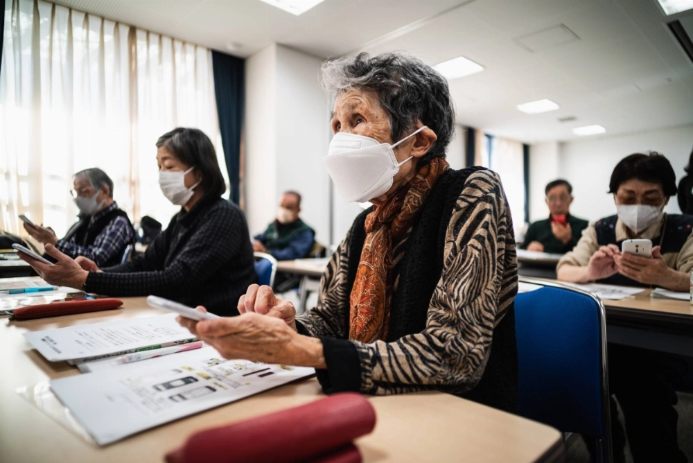 It's back to the classroom for some residents as municipal governments across the country conduct lessons to learn how to use new technologies.  It's back to the classroom for some residents as municipal governments across the country conduct lessons to learn how to use new technologies.