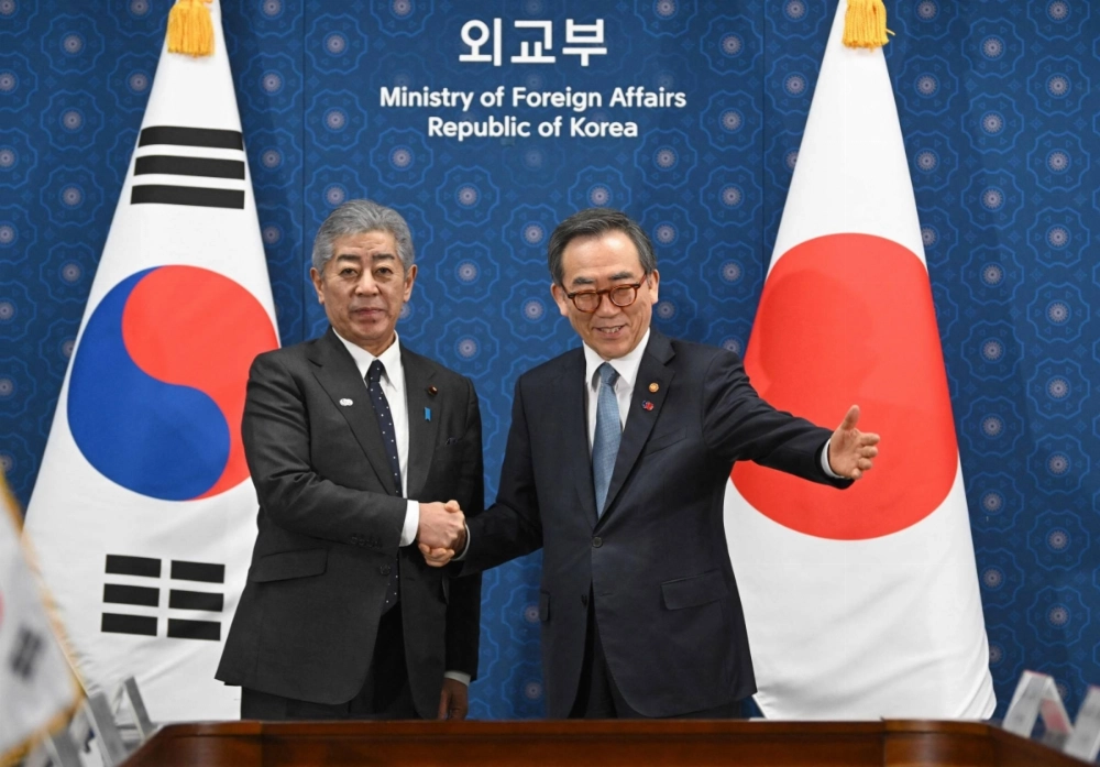 Foreign Minister Takeshi Iwaya (left) and his South Korean counterpart, Cho Tae-yul, shake hands during their meeting at the Foreign Ministry in Seoul on Monday.  Foreign Minister Takeshi Iwaya (left) and his South Korean counterpart, Cho Tae-yul, shake hands during their meeting at the Foreign Ministry in Seoul on Monday.