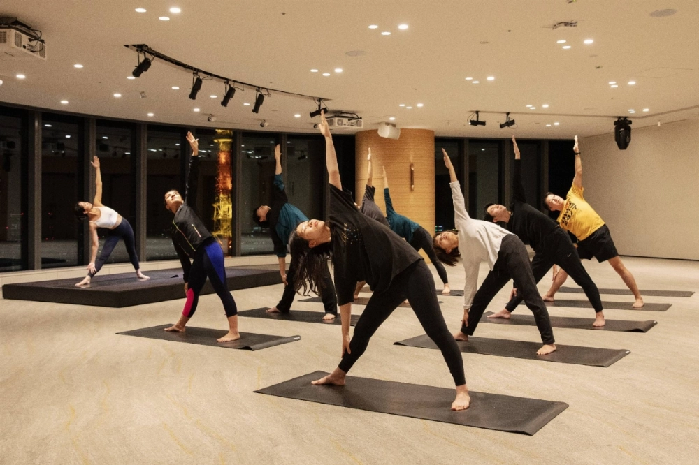 Mori Building has been offering yoga and body stretch programs in the shared common space of its Azabudai Hills complex in Tokyo's Minato Ward for workers of tenant firms. Mori Building has been offering yoga and body stretch programs in the shared common space of its Azabudai Hills complex in Tokyo's Minato Ward for workers of tenant firms.