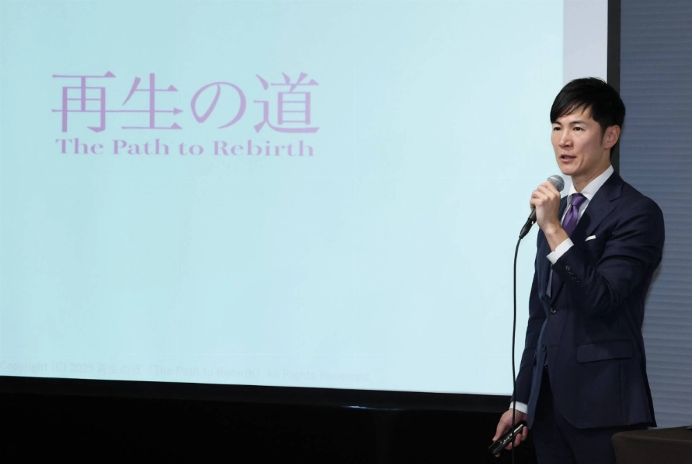 Shinji Ishimaru announces details of his new regional party at a news conference in Tokyo on Wednesday. Shinji Ishimaru announces details of his new regional party at a news conference in Tokyo on Wednesday.