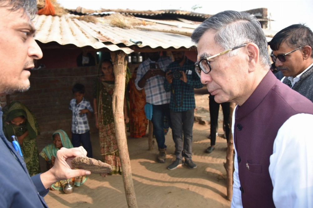Suzuki Motor President Toshihiro Suzuki (right) listens to explanations on the use of cow feces as fuel for cooking in Gujarat, western India, on Dec. 25. Suzuki Motor President Toshihiro Suzuki (right) listens to explanations on the use of cow feces as fuel for cooking in Gujarat, western India, on Dec. 25.