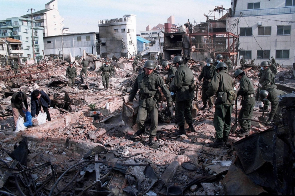 Self-Defense Forces members search for victims in Kobe's Nagata Ward on Jan. 28, 1995, in the wake of the Great Hanshin Earthquake. Self-Defense Forces members search for victims in Kobe's Nagata Ward on Jan. 28, 1995, in the wake of the Great Hanshin Earthquake.