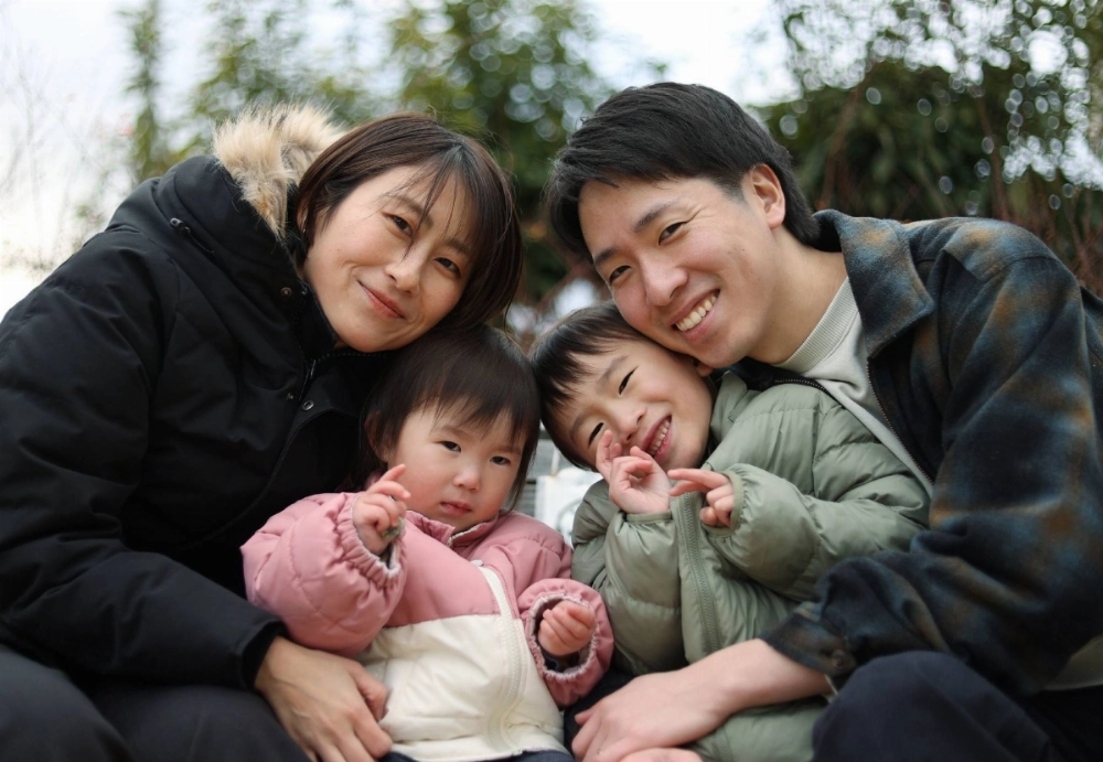 Mitsuaki Gatayama (right) poses for a picture with his wife, Miyuki, and their children, Kaede and Yo, in Amagasaki, Hyogo Prefecture, last week. Mitsuaki Gatayama (right) poses for a picture with his wife, Miyuki, and their children, Kaede and Yo, in Amagasaki, Hyogo Prefecture, last week.