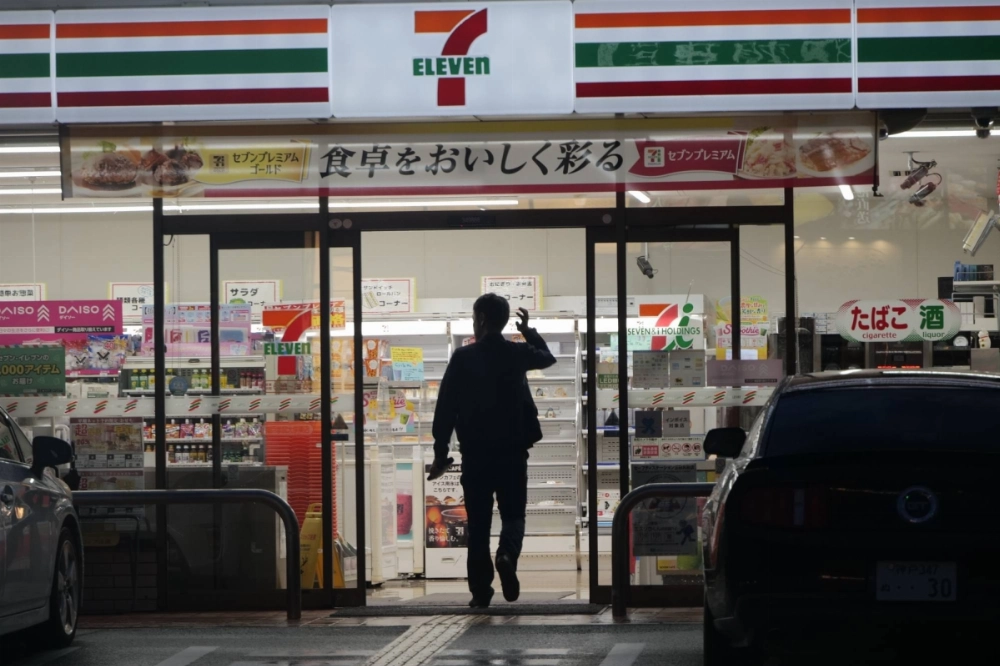 KKR is discussing investing several hundred billion yen for an equity stake in the operator of 7-Eleven convenience stores. KKR is discussing investing several hundred billion yen for an equity stake in the operator of 7-Eleven convenience stores.