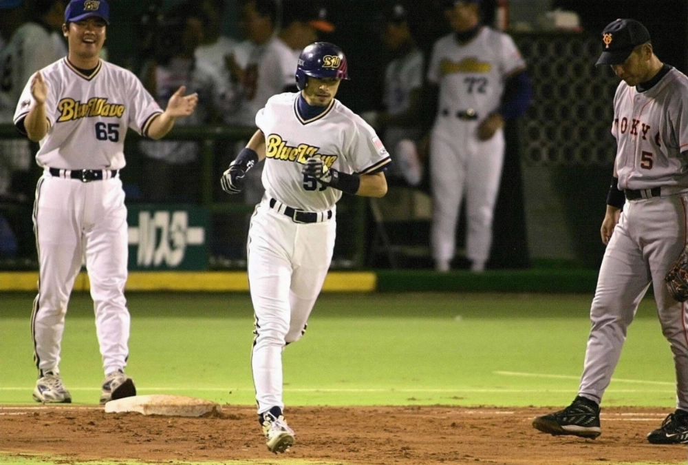 Ichiro Suzuki had 1,278 hits and a .353 batting average in nine seasons with the BlueWave in NPB. Ichiro Suzuki had 1,278 hits and a .353 batting average in nine seasons with the BlueWave in NPB.