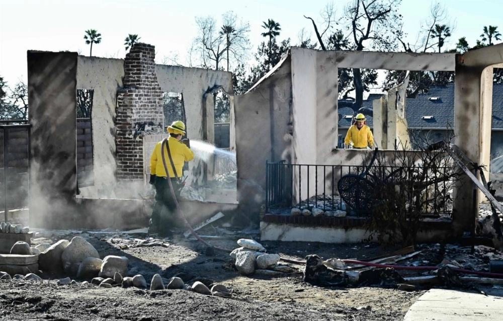 Firefighters spray the rubble of homes that were demolished by the Eaton Fire on Wednesday.AFP-JIJI Firefighters spray the rubble of homes that were demolished by the Eaton Fire on Wednesday.AFP-JIJI