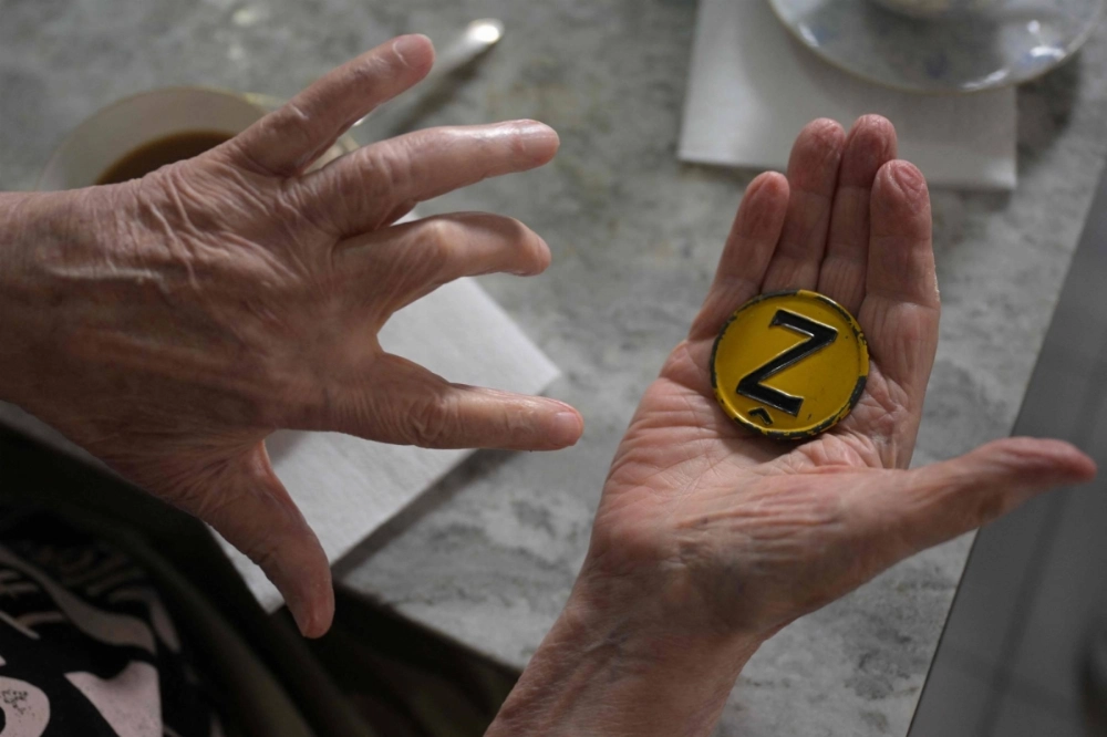 Holocaust survivor Pedro Buchwald, 87, shows his badge used at the concentration camp during an interview in Buenos Aires on Dec. 26. Holocaust survivor Pedro Buchwald, 87, shows his badge used at the concentration camp during an interview in Buenos Aires on Dec. 26.