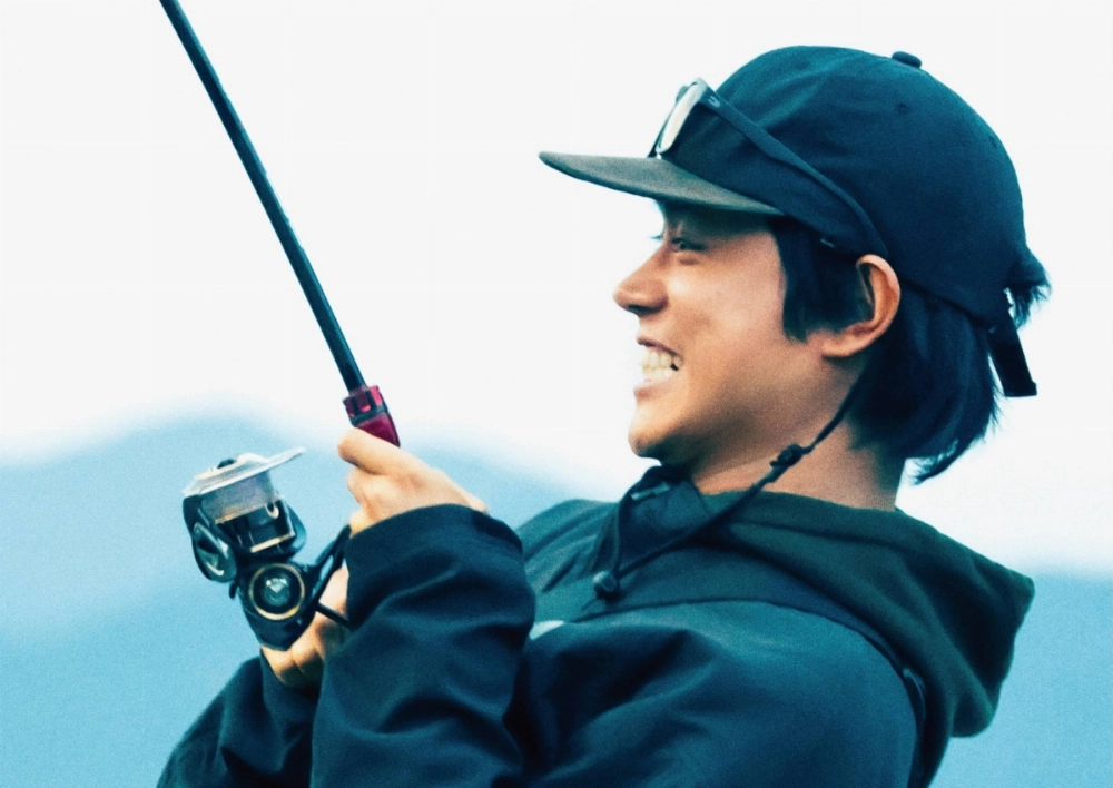 A keen fisherman from Tokyo (Masaki Suda) moves to a tight-knit community in Miyagi Prefecture during the COVID-19 pandemic in “Sunset Sunrise.” A keen fisherman from Tokyo (Masaki Suda) moves to a tight-knit community in Miyagi Prefecture during the COVID-19 pandemic in “Sunset Sunrise.”