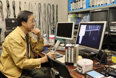 Takuya Mori, a curator of Yokkaichi Municipal Museum in Yokkaichi, Mie Prefecture, works on converting magnetic recordings kept at the museum into digital files.  Takuya Mori, a curator of Yokkaichi Municipal Museum in Yokkaichi, Mie Prefecture, works on converting magnetic recordings kept at the museum into digital files.