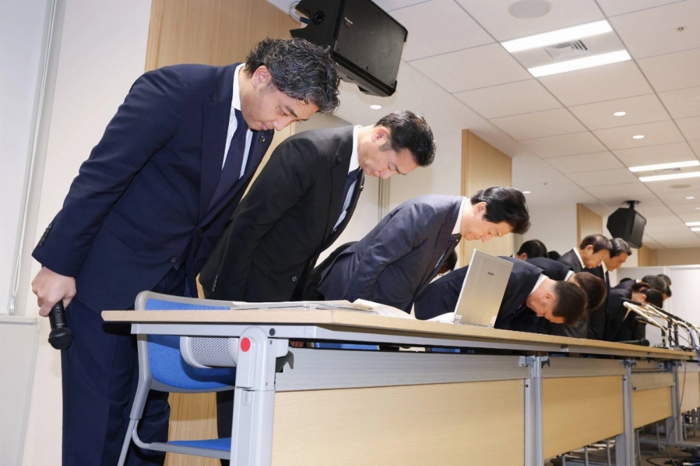 Daisuke Komatsu (left), who heads the Liberal Democratic Party's group in the Tokyo Metropolitan Assembly, and others bow in apology during a news conference at the Tokyo Metropolitan Government building on Thursday. Daisuke Komatsu (left), who heads the Liberal Democratic Party's group in the Tokyo Metropolitan Assembly, and others bow in apology during a news conference at the Tokyo Metropolitan Government building on Thursday.