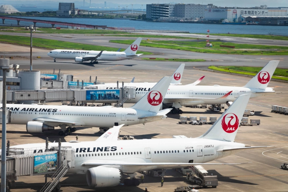 Japan Airlines' chief executive officer and its chairman will be subject to a 30% pay cut for two months over an incident involving two pilots drinking. Japan Airlines' chief executive officer and its chairman will be subject to a 30% pay cut for two months over an incident involving two pilots drinking.