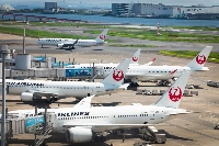 Japan Airlines' chief executive officer and its chairman will be subject to a 30% pay cut for two months over an incident involving two pilots drinking. | Bloomberg