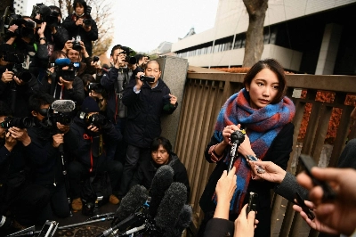 Shiori Ito (right) speaks outside the Tokyo District Court in December 2019 after hearing the ruling on a damages lawsuit by her, accusing a former TV reporter of rape.  Shiori Ito (right) speaks outside the Tokyo District Court in December 2019 after hearing the ruling on a damages lawsuit by her, accusing a former TV reporter of rape.