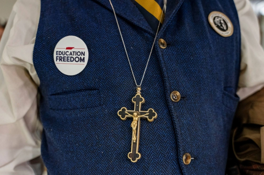 A school voucher supporter in Nashville, Tennessee, on Tuesday. U.S. President Donald Trump on Wednesday signed executive orders promoting parental choice in school selection and ending federal funding for curricula that he called the "indoctrination" of students in "anti-American" ideologies on race and gender. A school voucher supporter in Nashville, Tennessee, on Tuesday. U.S. President Donald Trump on Wednesday signed executive orders promoting parental choice in school selection and ending federal funding for curricula that he called the "indoctrination" of students in "anti-American" ideologies on race and gender.