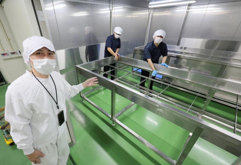 The koji room at Fukuwagura brewery in Mie Prefecture, where metals such as stainless steel, which are easy to manage for hygiene, are widely used The koji room at Fukuwagura brewery in Mie Prefecture, where metals such as stainless steel, which are easy to manage for hygiene, are widely used