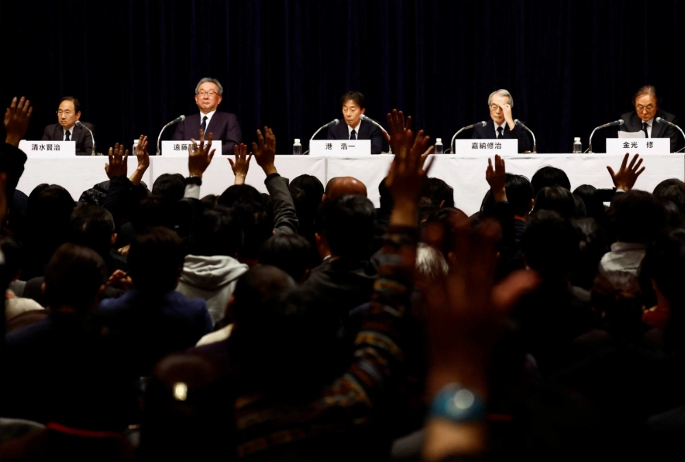 Fuji TV executives take questions during a news conference on Monday in Tokyo in which some participants became unruly. Fuji TV executives take questions during a news conference on Monday in Tokyo in which some participants became unruly.