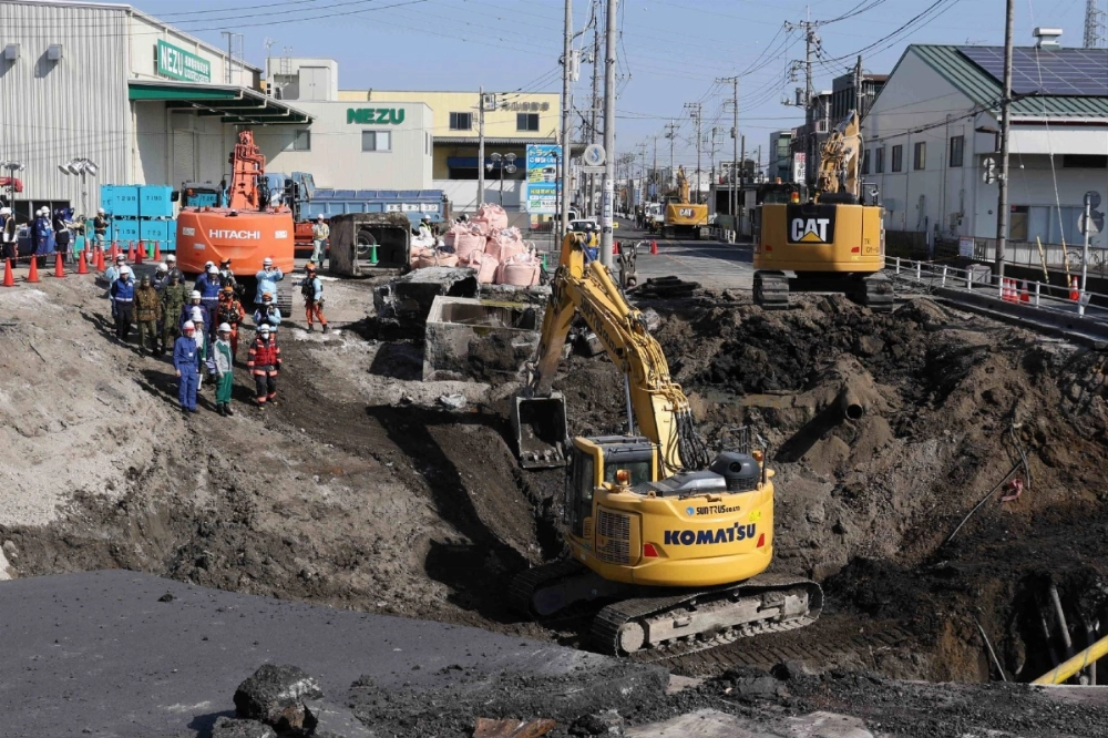 A slope (left) is built at the intersection of a sunken road in Yashio City, Saitama Prefecture on Saturday.  A slope (left) is built at the intersection of a sunken road in Yashio City, Saitama Prefecture on Saturday.