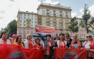 Communist Party supporters take part in a rally next to the U.S. Embassy in Moscow in July 2022. Economic reforms pushed by the U.S. in 1990s on Russia caused hardship and extremism, fueling Vladimir Putin's rise. Communist Party supporters take part in a rally next to the U.S. Embassy in Moscow in July 2022. Economic reforms pushed by the U.S. in 1990s on Russia caused hardship and extremism, fueling Vladimir Putin's rise.