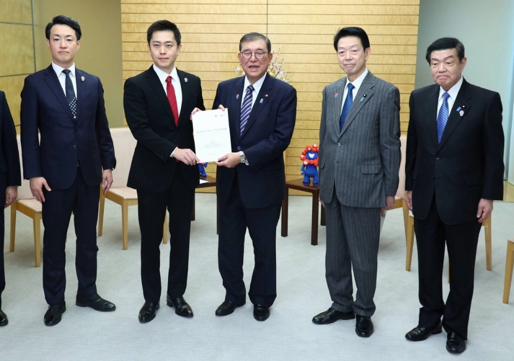 Osaka Gov. Hirofumi Yoshimura (second from left) hands a letter regarding the 2025 Osaka Expo to Prime Minister Shigeru Ishiba at the Prime Minister's Office on Wednesday. Osaka Gov. Hirofumi Yoshimura (second from left) hands a letter regarding the 2025 Osaka Expo to Prime Minister Shigeru Ishiba at the Prime Minister's Office on Wednesday.