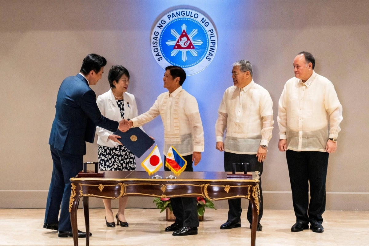 Then-Defense Minister Minoru Kihara (left) and Philippine President Ferdinand Marcos Jr. shake hands as they pose for a photo with Foreign Minister Yoko Kamikawa (second from left), Teodoro, and Philippine Foreign Minister Enrique Manalo following the signing of a reciprocal access agreement, at the Malacanang Palace in Manila last July. Then-Defense Minister Minoru Kihara (left) and Philippine President Ferdinand Marcos Jr. shake hands as they pose for a photo with Foreign Minister Yoko Kamikawa (second from left), Teodoro, and Philippine Foreign Minister Enrique Manalo following the signing of a reciprocal access agreement, at the Malacanang Palace in Manila last July.